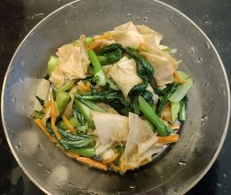 菜心炒饼的做法