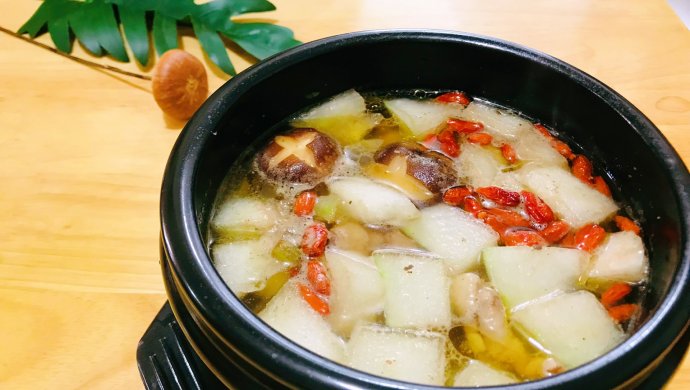 夏天更宜吃热食，冬瓜香菇炖鸡汤