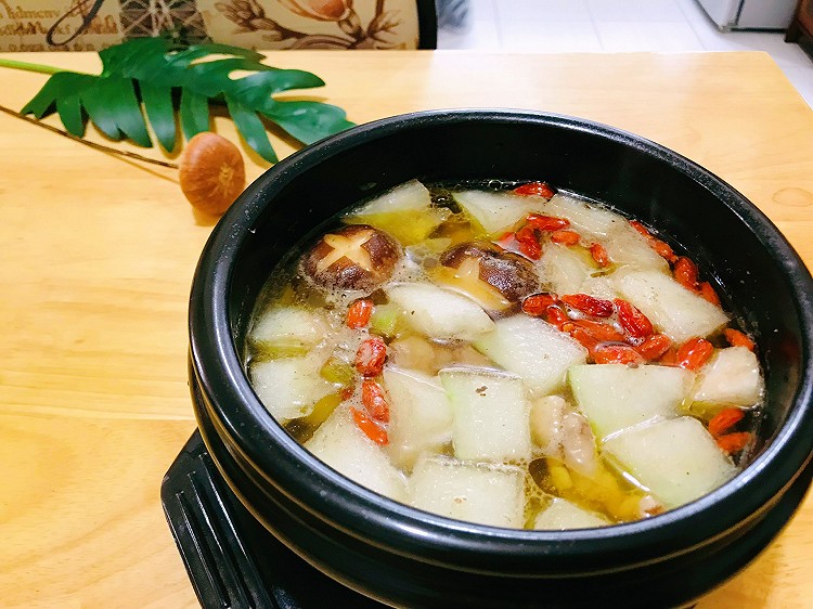 夏天更宜吃热食，冬瓜香菇炖鸡汤的做法