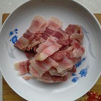 扎尔根炒腊肉的做法图解2