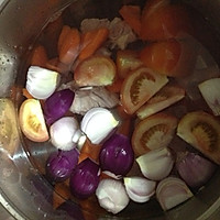 ABC汤（西红柿，胡萝卜，洋葱大骨汤）的做法图解3