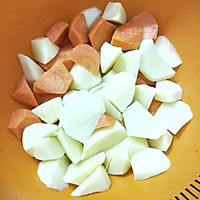 鸡翅鸡腿炖香菇土豆胡萝卜的做法图解3