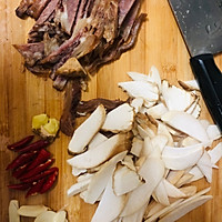 杏鲍菇炒卤牛肉的做法图解1