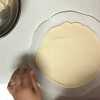 鲜虾腊肠披萨的做法图解4