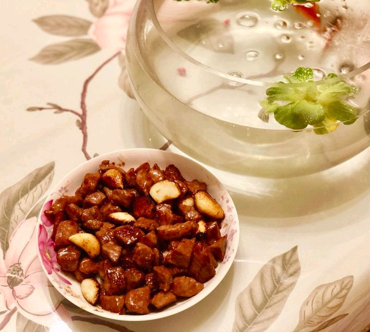 黑蒜子牛肉粒的做法