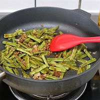 #中秋香聚 美味更圆满#就爱这一口焦香滋味～干煸四季豆的做法图解12