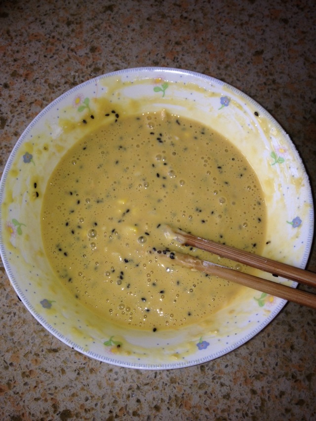 电饼铛做蛋饼----黑芝麻鸭蛋早餐饼的做法图解1