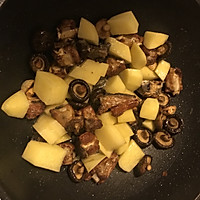 土豆香菇炖排骨的做法图解4