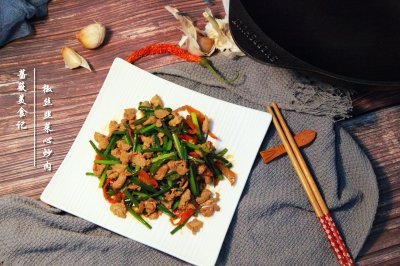椒丝韭菜炒肉辣爽可口，一口气能吃两碗饭！