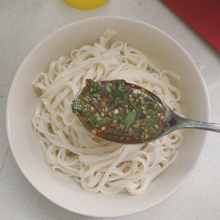 外婆味的荆芥凉面的做法
