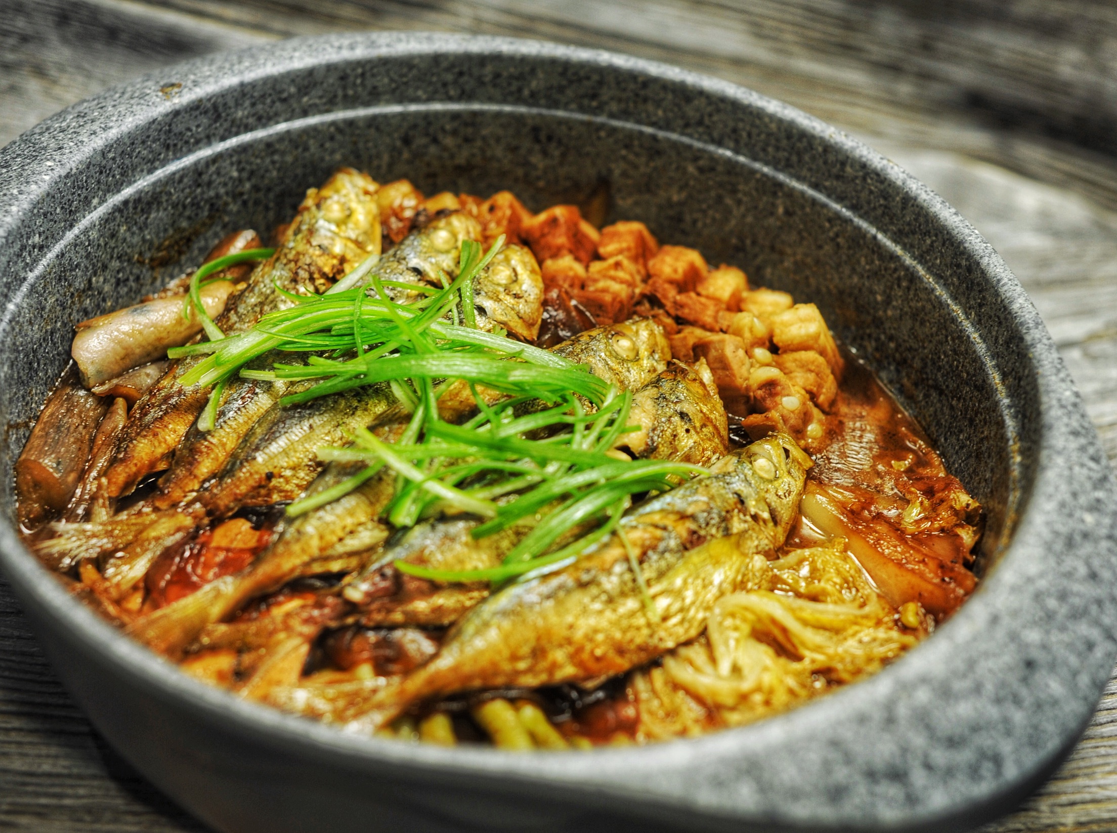 东北菜不精致也不细腻，却深受欢迎：铁锅炖鱼令南方游客垂涎欲滴_风味