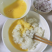 三文鱼炒米饭的做法图解2