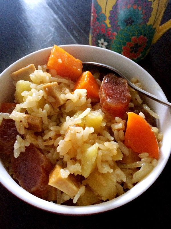 土豆腊肠红萝卜焖饭|电饭煲