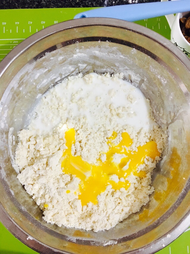 葡萄干司康面包的做法图解2
