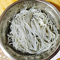 酸菜炒粉条的做法图解2