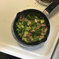 土豆青椒炒猪肉的做法图解4