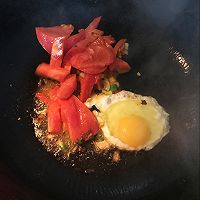 一个人晚饭－西红柿鸡蛋炒面的做法图解3