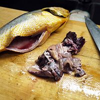 西班牙火腿蒸桂花黃魚的做法图解2