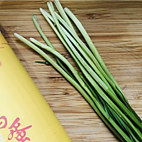 卧个荷包蛋，做个韭菜酸汤面的做法图解1