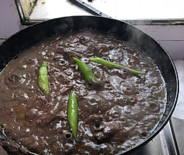 猪血炖猪肉和内脏(Dinuguan at puto)的做法