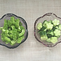 苦瓜汁（减肥首选饮品）的做法图解1