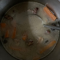 红萝卜玉米猪骨汤的做法图解2