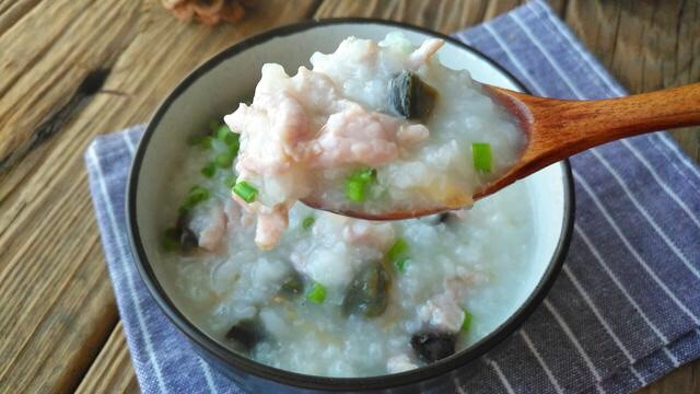 皮蛋瘦肉粥 色美香甜的做法