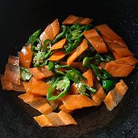 胡萝卜片炒麻辣肠的做法图解5