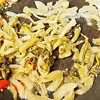 酸酸辣辣——酸菜墨鱼仔的做法图解5