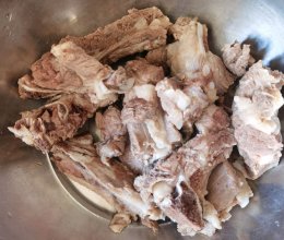 酸菜炖排骨五花肉的做法