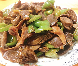 青椒炒鸡心鸭胗的做法