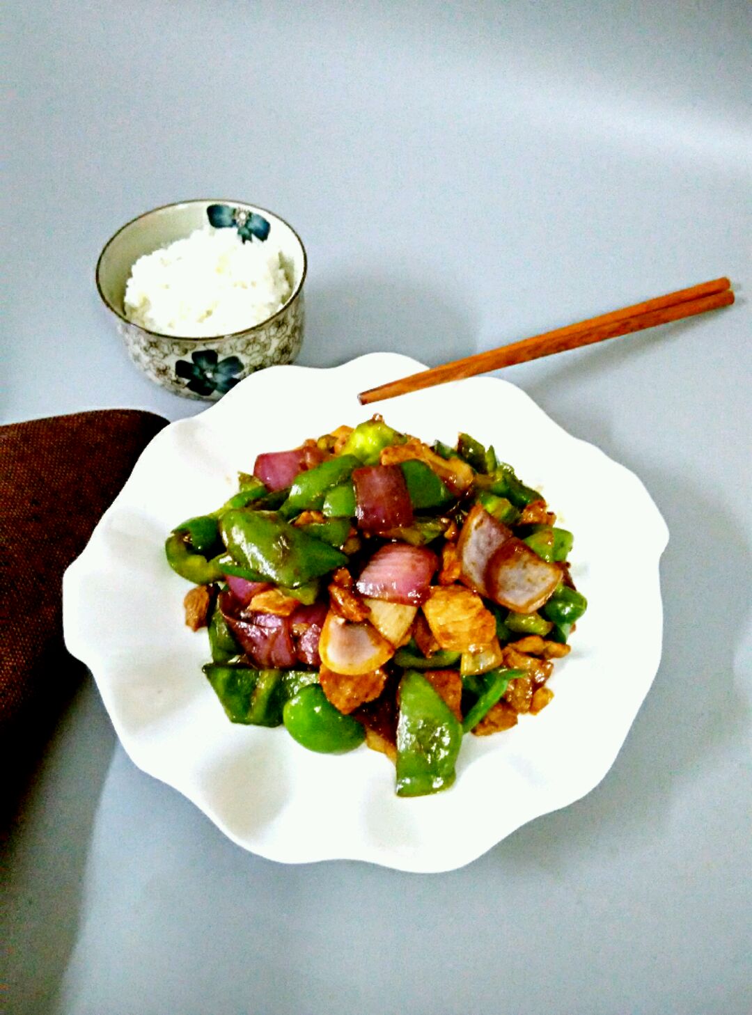川菜经典“洋葱炒肉”，不用加淀粉，洋葱清甜脆爽，肉片香而不腻 - 哔哩哔哩