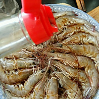 蒜蓉粉丝蒸虾的做法图解2