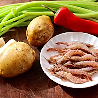 #餐桌上的春日限定#芹菜土豆红虾小炒的做法图解1