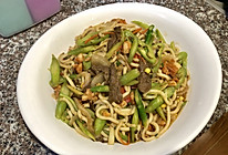 牛肉芦笋炒乌冬面的做法