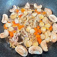 海鲜（皮皮虾 扇贝）炖白菜豆腐（杂菜）的做法图解4