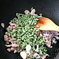 豇豆角炒里脊丁#豆果六周年生日快乐的做法图解3