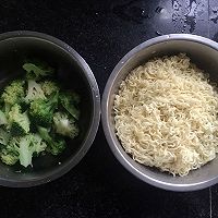黑椒汁炒泡面的做法图解3