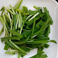 韭菜拌核桃仁的做法图解4
