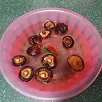 香菇红枣炖鸡汤的做法图解2