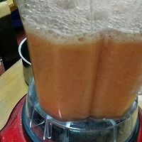 我家的农夫果园——西红柿胡萝卜苹果蜜西柚汁的做法图解4