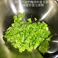 不苦的苦瓜炒蛋的做法图解2