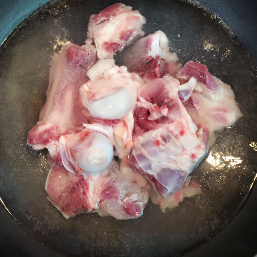 鲜菇龙骨汤一一营养高汤的做法图解1