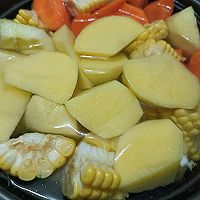 苹果玉米红萝卜猪骨汤的做法图解6