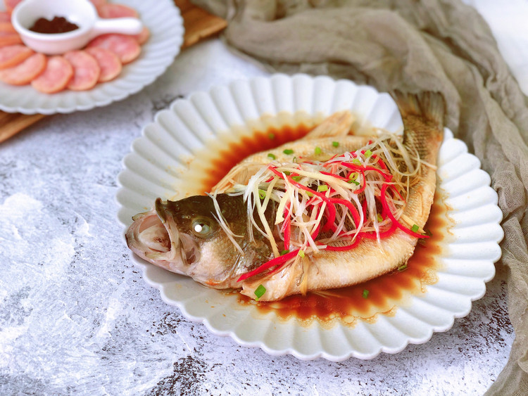 想鱼肉嫩滑不柴？做蒸鱼必知的几个tips【清蒸鲈鱼】的做法