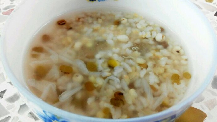 每日一粥:绿豆薏米百合糙米粥