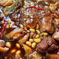 辣卤猪蹄煨黄豆的做法图解5