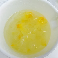 桃胶雪耳百合甜汤——女人的天然养颜美容补品的做法图解3