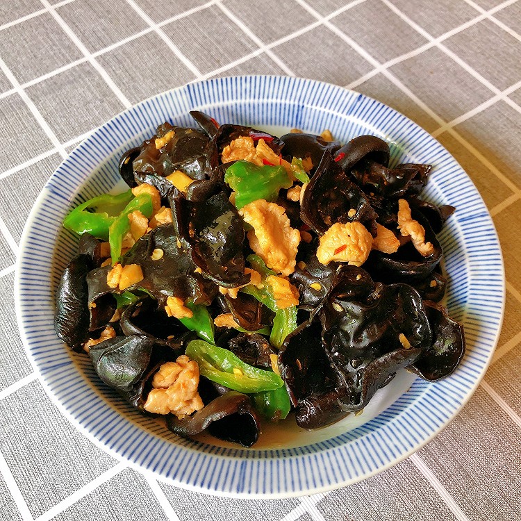 黑木耳炒肉的做法
