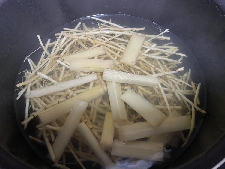 解暑祛湿的茅根竹蔗薏米糖水的做法